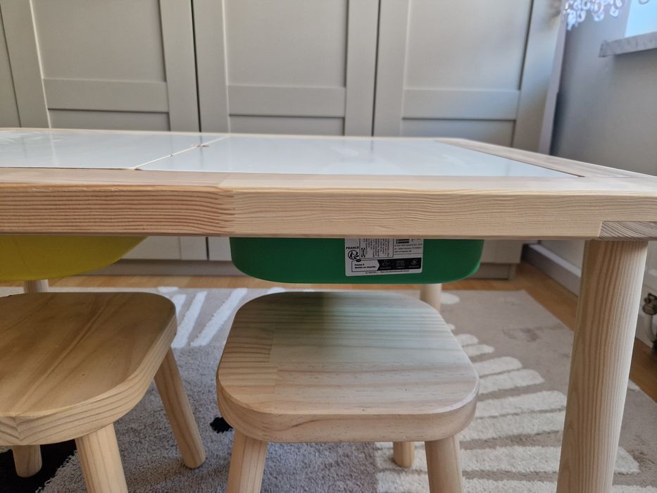 Stolik dziecięcy plus krzesła