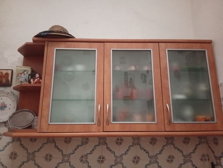 Móvel superior de cozinha, com três portas de vidro
