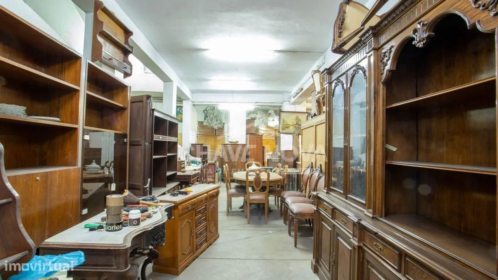 Garagem / Armazém Independente com 256m² na Avenida da República