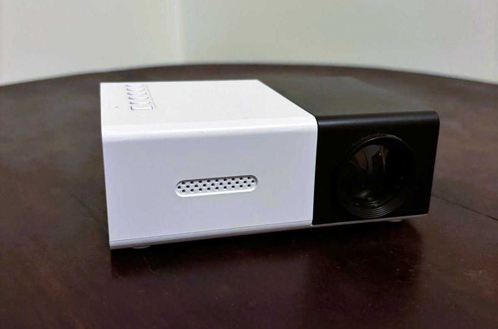 Mini Projetor Brilvibera 1080p com Alto Falantes Embutidos