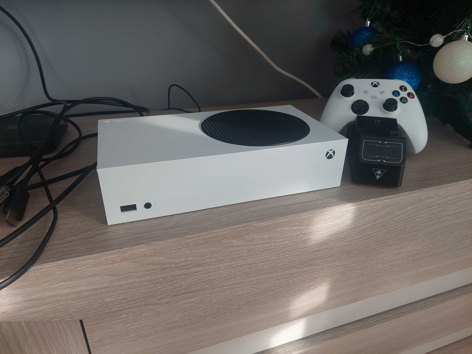 X-box series S, pad, stacja do ładowania