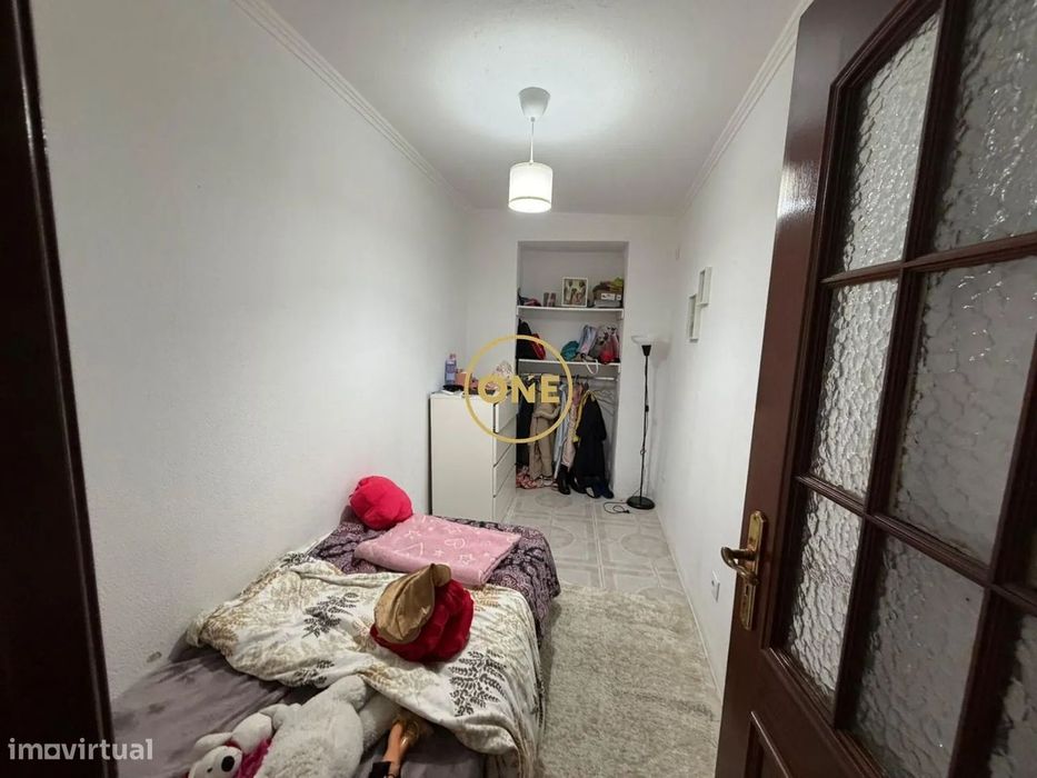 Moradia  Amora com 2 pisos e logradouro INVESTIMENTO GARANTIDO