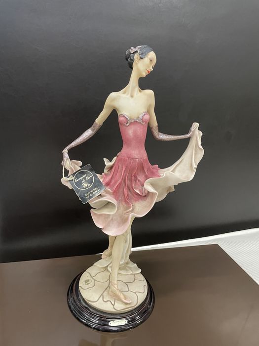 Estatueta em porcelana antiga, com certificado.