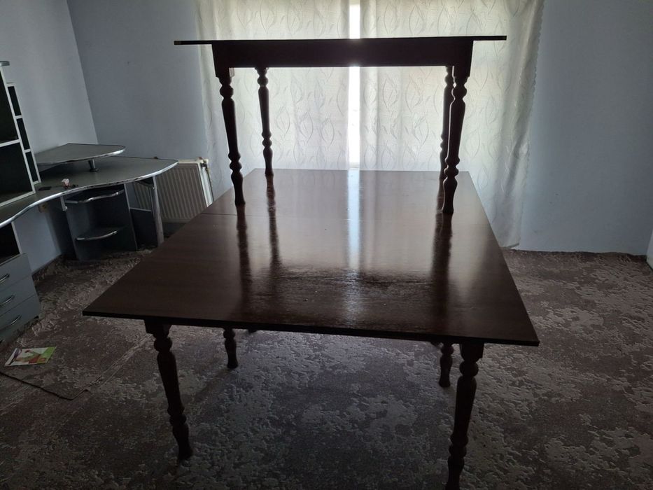 Стіл на точених букових ніжках