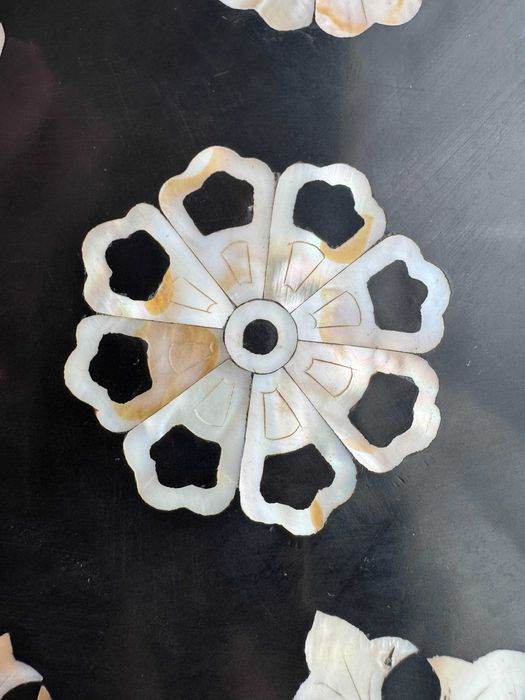 Caixa Jagae em laca preta com incrustações de madrepérola