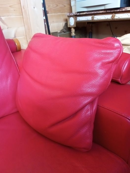 Sofá em pele vermelho