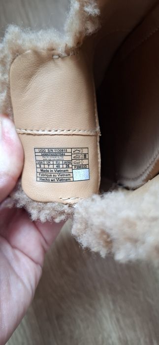 Klapki UGG „Janaya Cozy” z owczą cholewką