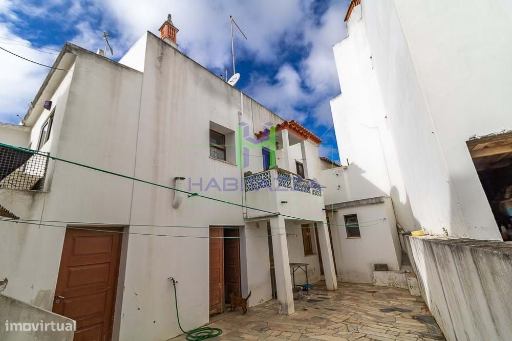 Moradia T2, com anexos e bom quintal, no coração da Praia da Luz