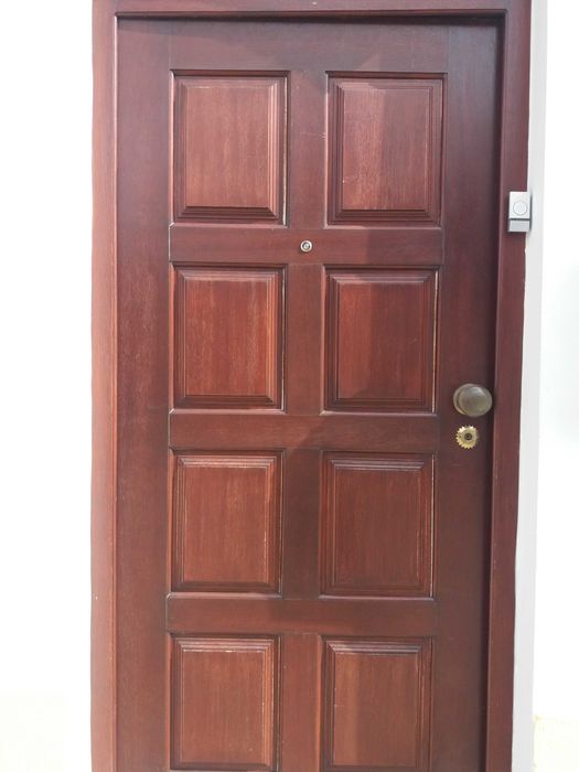 Porta de entrada de madeira
