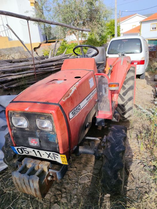 Trator Massey Ferguson, charrua, escarificador, grade e caixa
