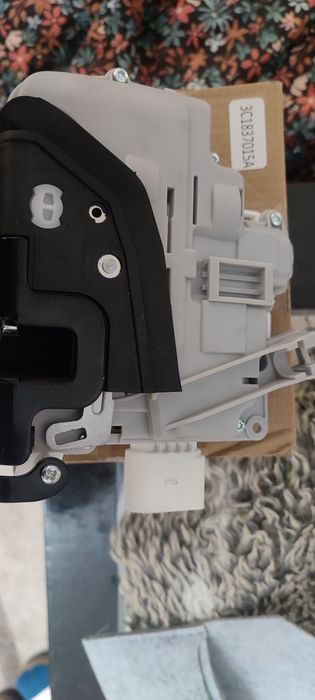 Замок на автомобіль передніх дверей ліва для автомобілів VW PassatB6,Tuguan,  та суміжніновий