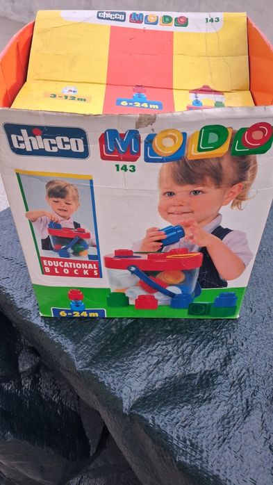 Ginásio  de bebé  e balde  de figuras geométricas