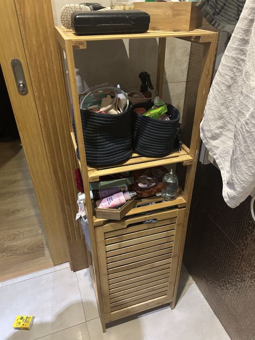 Movel de mambu com cesto de roupa