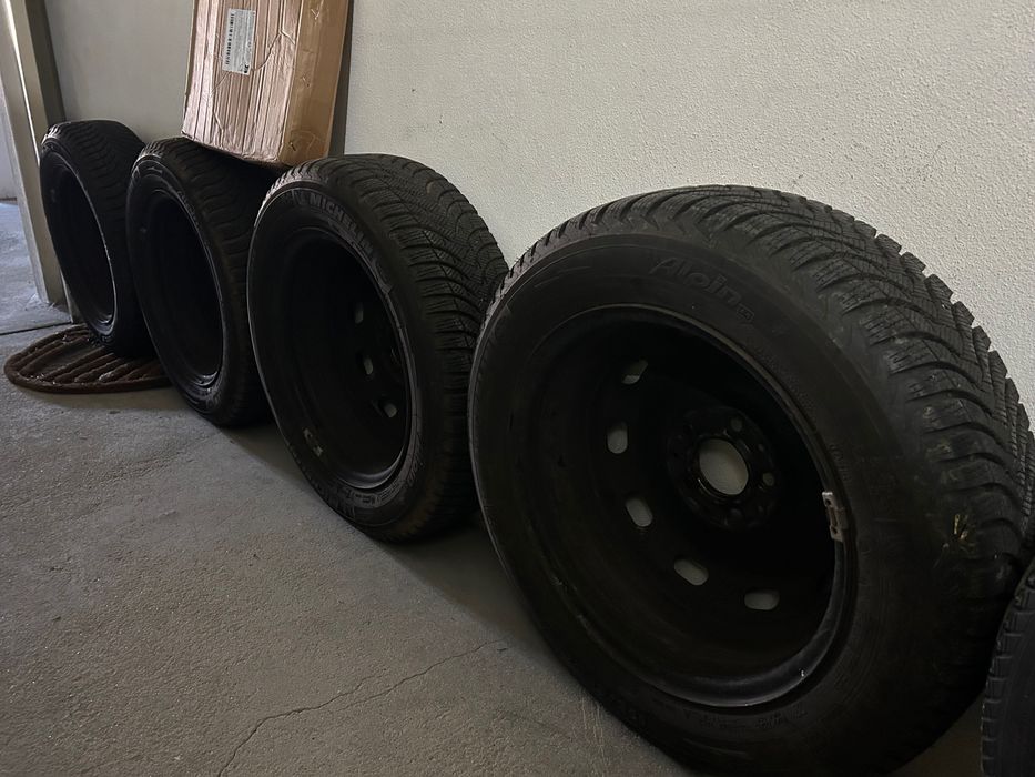 Jantes 15 com pneus  Michelin novos 175/65. Conjunto de 4 c/ Tampões.