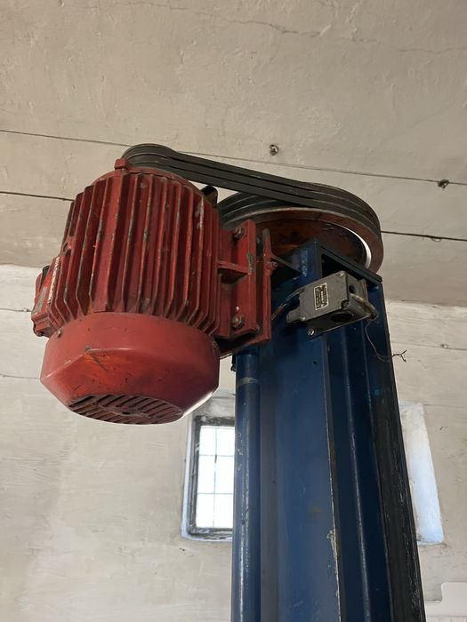 Продам автомобільний гвинтовий підйомник