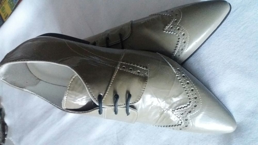 Botas / sapatos em pele homem tamanho 41/42 novos