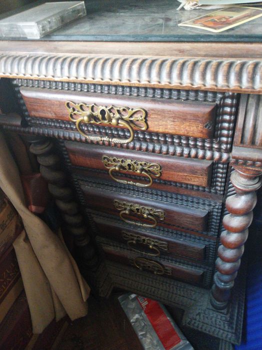 Secretária antiga estilo nacional português com cadeira original.