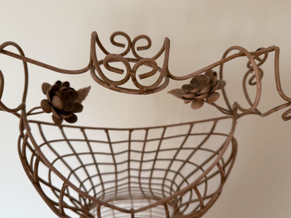 Manequim decorativo com flores e passarinhos