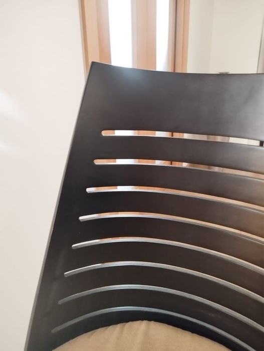 Cadeiras em wengue com forro em bege