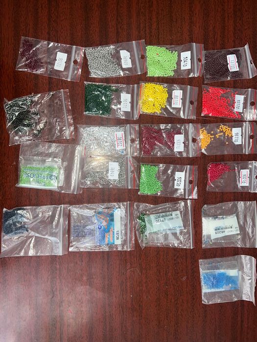 Бісер, різні кольори, фірми