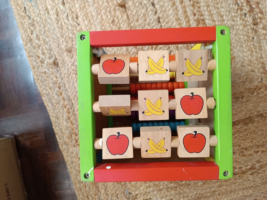 Cubo de atividades para bebés
