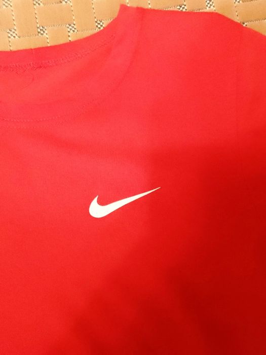 Легка спортивна футболка NIKE(розмір -S)