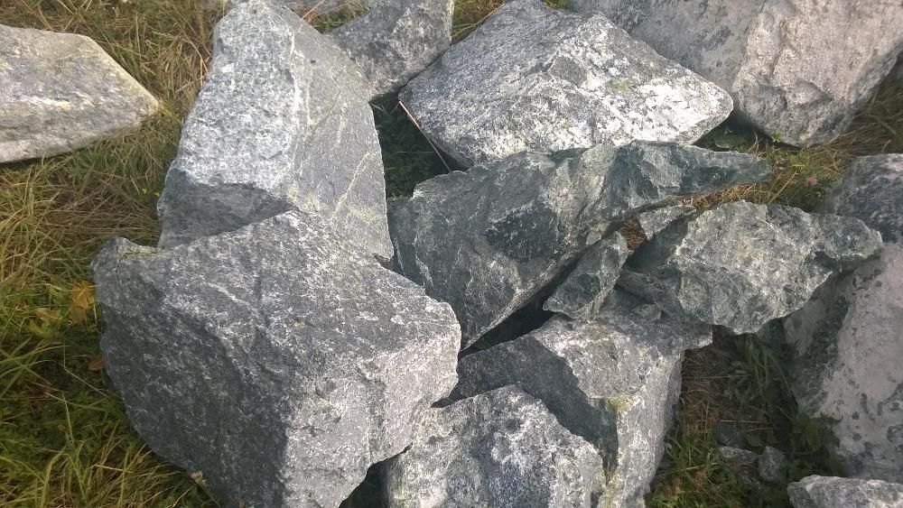 Bryły zielone serpentynitowe; kamień duży,głazy ogromne skalnik