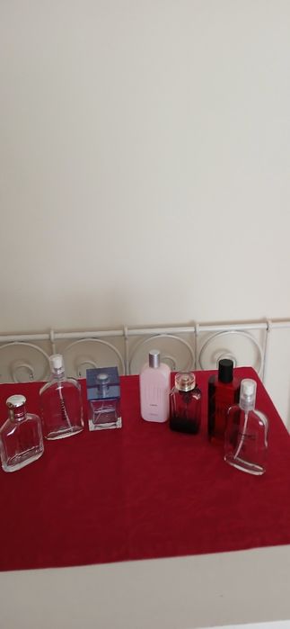 Sete Frascos de Perfume, vazios