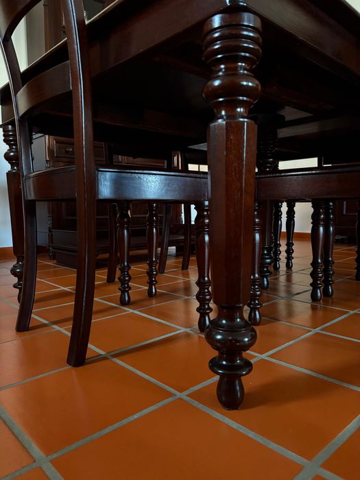 Mesa de jantar Romântica da 1.ª Geração em madeira de cambala extensível com 3 tábuas de 60cm cada.
