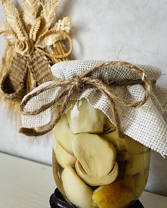 Білі гриби та ягоди