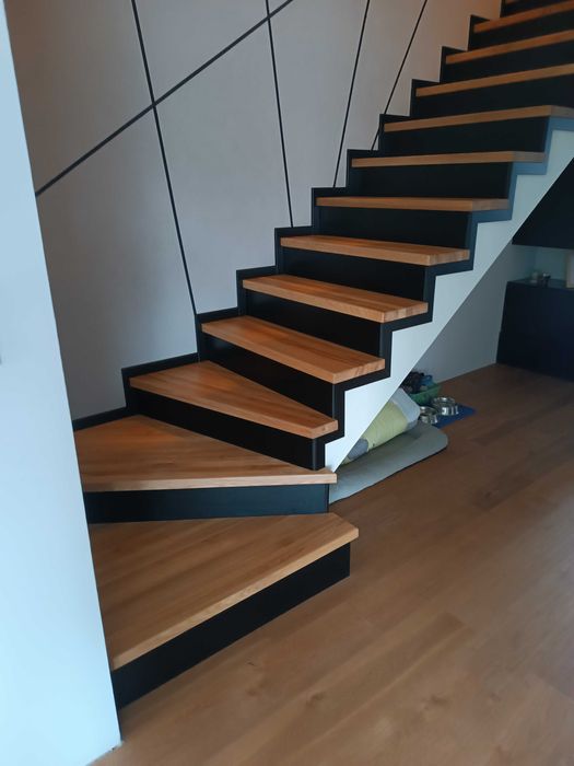 Schody loft na metalowej konstrukcji samonośne półkowe