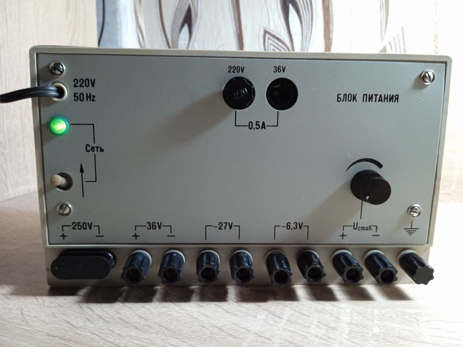 Радянський лабораторний блок живлення