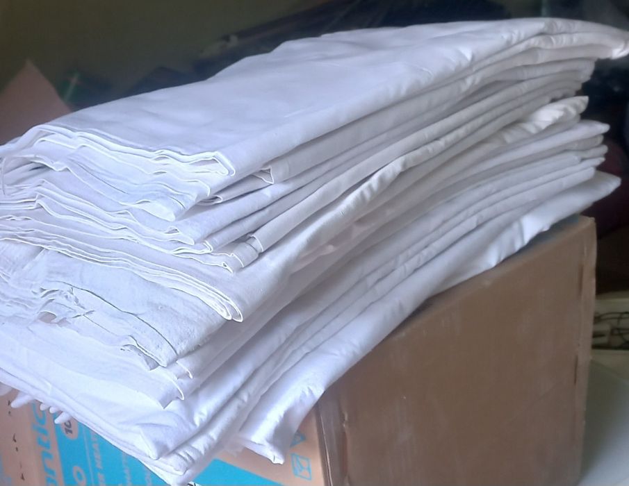 Простыни.Белые . 100%. Хлопок. Б/у. Чистые .