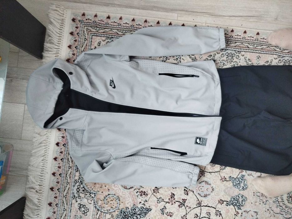 Костюм спортивний Nike. Та дві кофти.