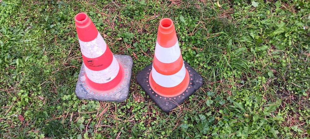 Pachołki drogowe ostrzegawcze z ciężką podstawą  UŻYWANE