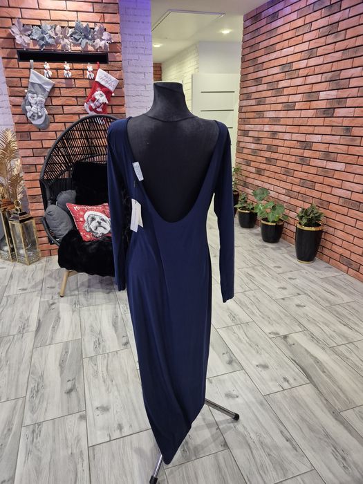 Elegancka długa sukienka z odkrytymi plecami