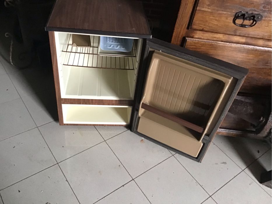 Um frigorifico mini bar para espacos pequenos.Nunca foi usado