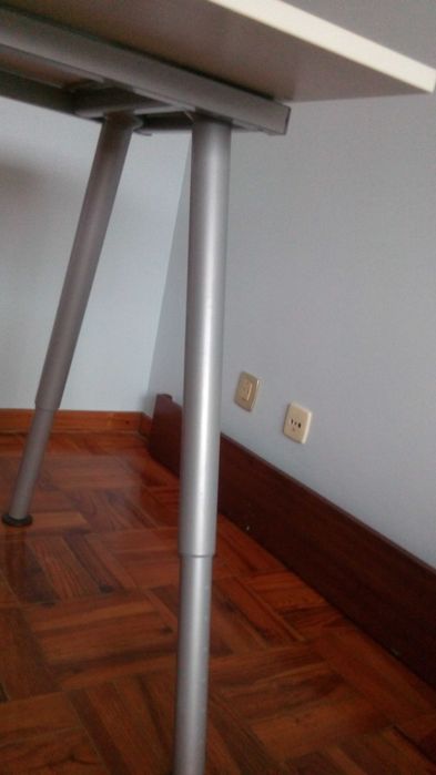Secretária Ikea (modelo Galant) com altura regulável