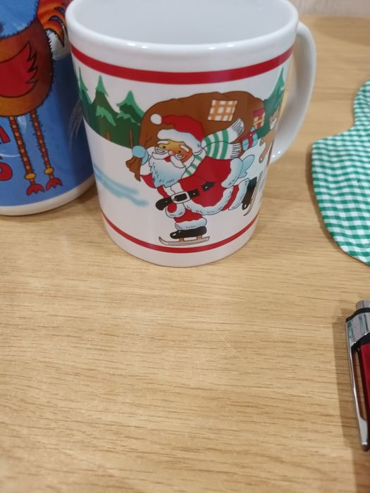 Duas chávenas pequeno almoço pai natal e galinha