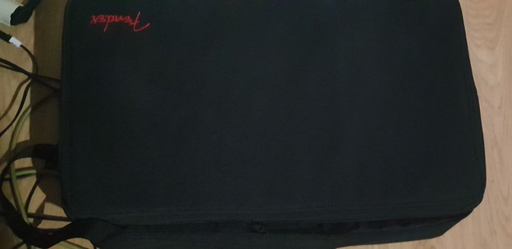 pedalboard e pedais para baixo