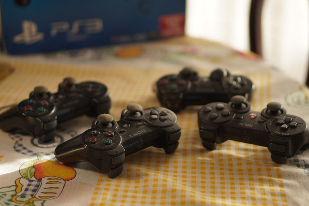 PlayStation 3 super Slim (com placa queimada) + 4 comandos + caixa