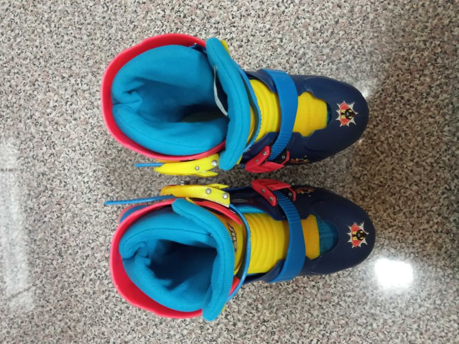 Patins para criança, com três rodas, e proteções, em muito bom estado