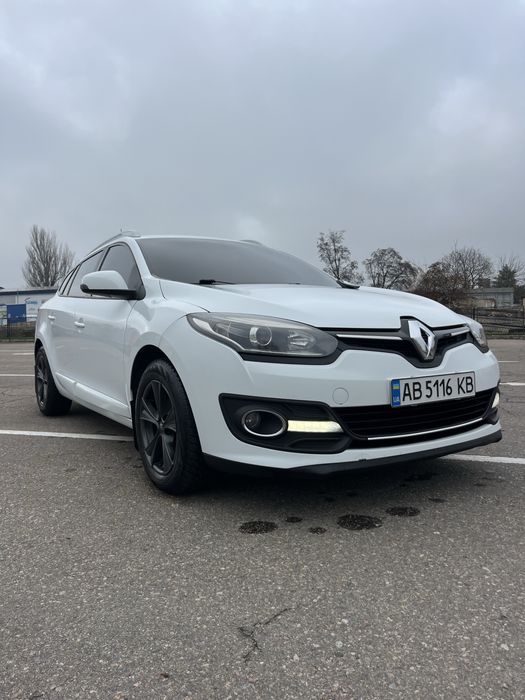 Продам хозяйський Меган 3 Restyling, модельний ряд 2015р, в тех паспорті 2014р, весь в рідній фарбі, обслужений та готовий до любих перевірок!!! Мотор 1.5 к9к на 6-ти ступці!!!
Кузов весь цілий, жоден болтик не крутився, та жодна деталь не перефарбовувалась! Рижиків та корозії НЕ МАЄ!!!
Мотор працює як годинник, заводиться як на холодну так й на гарячу з пів оберту! Масла від заміни до заміни ні грама!!! Екологія на місці та не забита! Акамулятор новий! Мотор весь сухий та не намитий, щоб новий власний бачив що купує! (При потребі я Вам його вимию) ГРМ та мастило заміна по регламенту, всі записи з обслуги є!
Щеплення без зауважень!
Ходова частина щойно пройшла діагностику та замінили все що необхідно (стійки, тормоза, наконечники й т д)
Салон чистий та охайний, в салоні не палили! Працює кожна кнопочка!
Комплектація пред максимальна: датчики дождю та світла, лінзована оптика(світло перероблене й світить як білий день), навігація, двох зонний клімат (заправлений), підігрів радіатора пічки (тепло в салоні через пару хв після запуску), музика штатна вся замінена й грає краще чим Bose, функція вільні руки, Start/Stop, парктроники, підігріви сидінь, та багато чого іншого…
Нова зимова гума на чудових титанових дисках!
Тонована в коло дорогою плівкою USA!
На всі питання відповім по телефону!
Готовий до любих перевірок!
Аргументований торг!