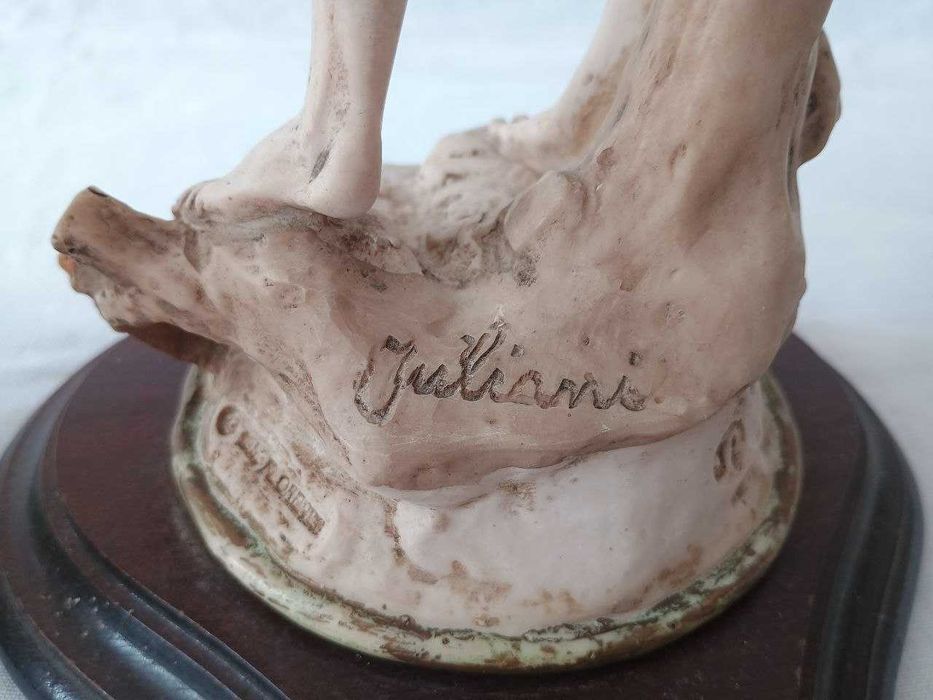 Duas estatuetas antigas com bases para candeeiro