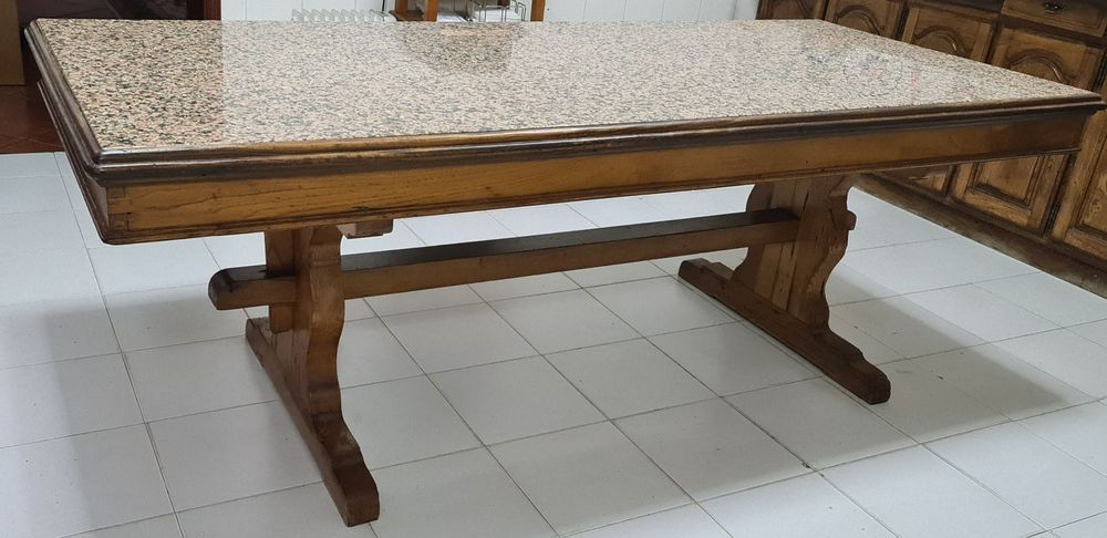 Mesa cozinha em madeira com tampo em granito.