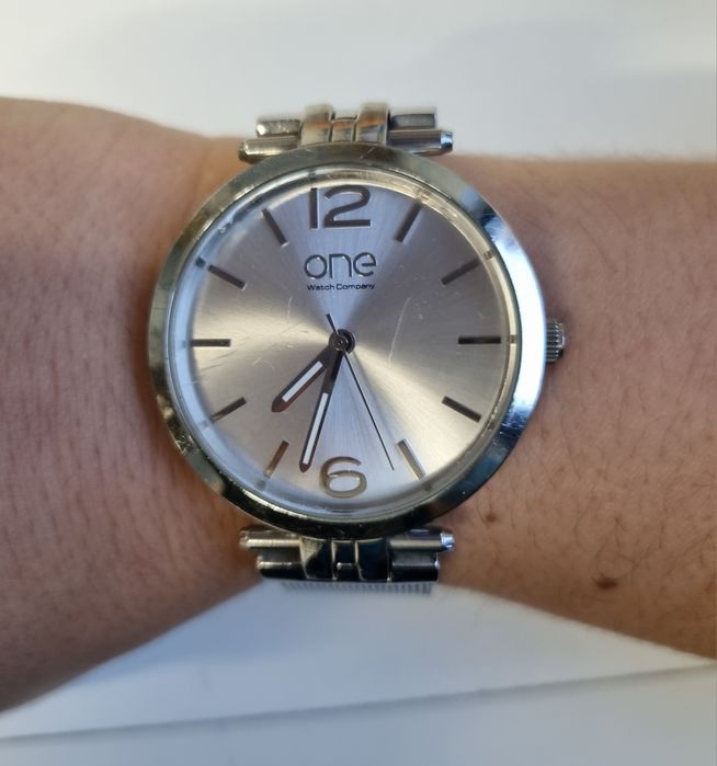 Relógio ONE prateado resistente á água