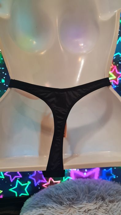 Stringi Victoria's Secret, czarne, błyszczące z gwiazdką rozmiar L/170