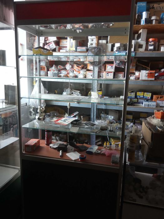 Торговая витрина с зеркалом из алюминиевого профиля