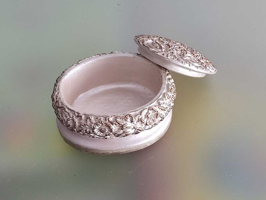 Pequeno guarda joias em marfinite circular tampa amovível