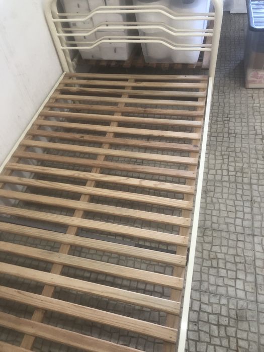 Camas de Metal 1,00*2,00 m com estrado de madeira